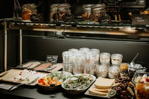 Café da manhã com buffet todos os dias mediante uma taxa
