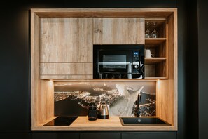 Geladeira grande, micro-ondas, cooktop, lava-louças