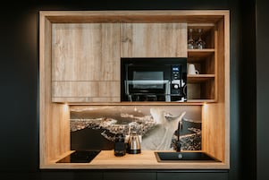 Full-sized fridge, microwave, stovetop, dishwasher