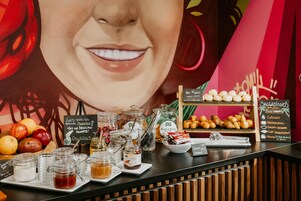 Um buffet de café da manhã com diversos alimentos e acompanhamentos.