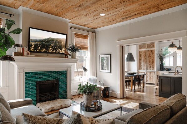 Smart TV, fireplace, video games, DVD player - Above Nashville Chic I 12 South | Newly Remodeled | 11 Beds I Luxury Services (Nashville)