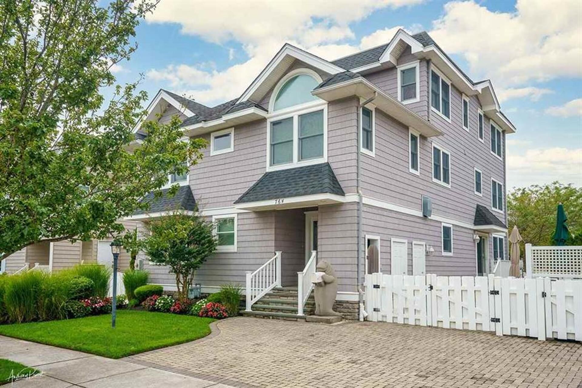 FRIDAY to FRIDAY RENTAL:    Just 1.5 blocks from the beach. Unique property shares a Pool and Tennis Court with a few other homes.