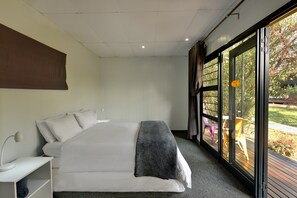 Minibar, desk, bed sheets - Sleepover Lanseria (Lanseria)