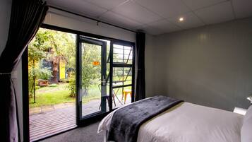 Double Room | Minibar, desk, bed sheets