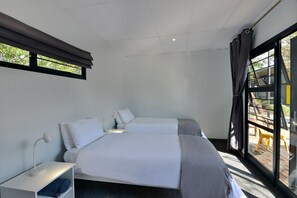 Habitació amb dos llits individuals | Minibar, escriptori i roba de llit