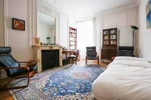 4 bedrooms, desk, WiFi, bed sheets - Classic Comfort, by Veeve (Paris)