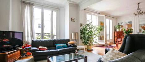 Een televisie en een open haard