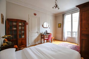 4 bedrooms, desk, WiFi, bed sheets