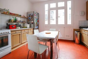 Fridge, microwave, oven, stovetop - Classic Comfort, by Veeve (Paris)