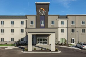 A Sleep Inn hotel with a modern facade, a central entrance, and a parking area. - Sleep Inn & Suites Webb City (Webb City)