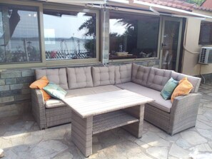 Huis, meerdere bedden | Woonruimte | Een 30-inch televisie met digitale zenders en een open haard