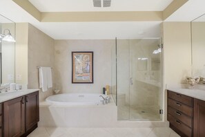 Combined shower/bathtub, hair dryer, towels - Lavish Condo | Courtyard View, Gym, Pool & Spa (Marco Island)