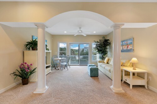 5 O'Clock Somewhere: Close to Beach, Dog-Friendly, Hot Tub & Pool