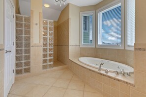 Combined shower/tub, towels