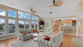 Een smart-tv en een open haard