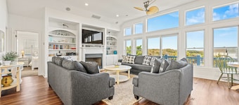 5 O'Clock Somewhere: Close to Beach, Dog-Friendly, Hot Tub & Pool