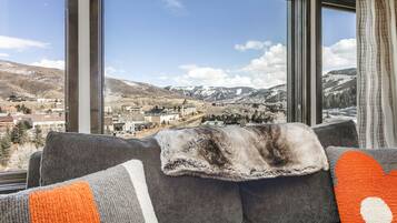 Smart TV, chimenea y estéreo