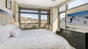 2 habitaciones, escritorio y tabla de planchar con plancha