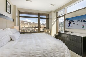 2 habitaciones, escritorio y tabla de planchar con plancha