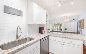 冰箱、微波炉、烤箱、炉灶