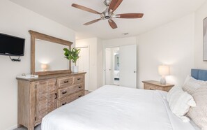 3 habitaciones, tabla de planchar con plancha, wifi y ropa de cama 