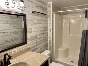 Regadera, toallas, jabón, papel de baño 