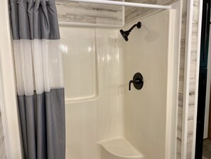 Regadera, toallas, jabón, papel de baño 