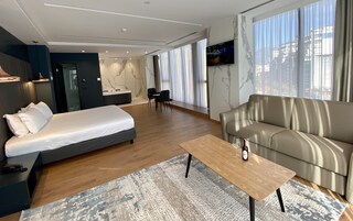 Caja de seguridad en la habitación, muebles diferentes y escritorio 