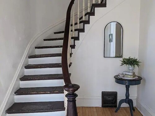 Private Large 2 Bedroom 1 Bath Downtown Apartment