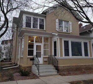 Exterior detail - Private Large 2 Bedroom 1 Bath Downtown Apartment (Mankato)