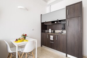 Kühlschrank, Wasserkocher mit Kaffee-/Teezubehör, Wasserkocher