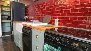 Cottage | Private kitchen | Fridge, dishwasher, electric kettle, toaster