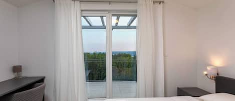 4 slaapkamers, een strijkplank/strijkijzer, wifi, beddengoed
