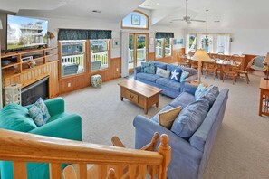 Smart-TV, DVD-spiller, bøker og stereoanlegg