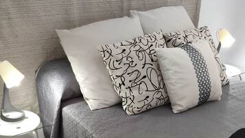 2 slaapkamers, een strijkplank/strijkijzer, reisbedje, gratis wifi