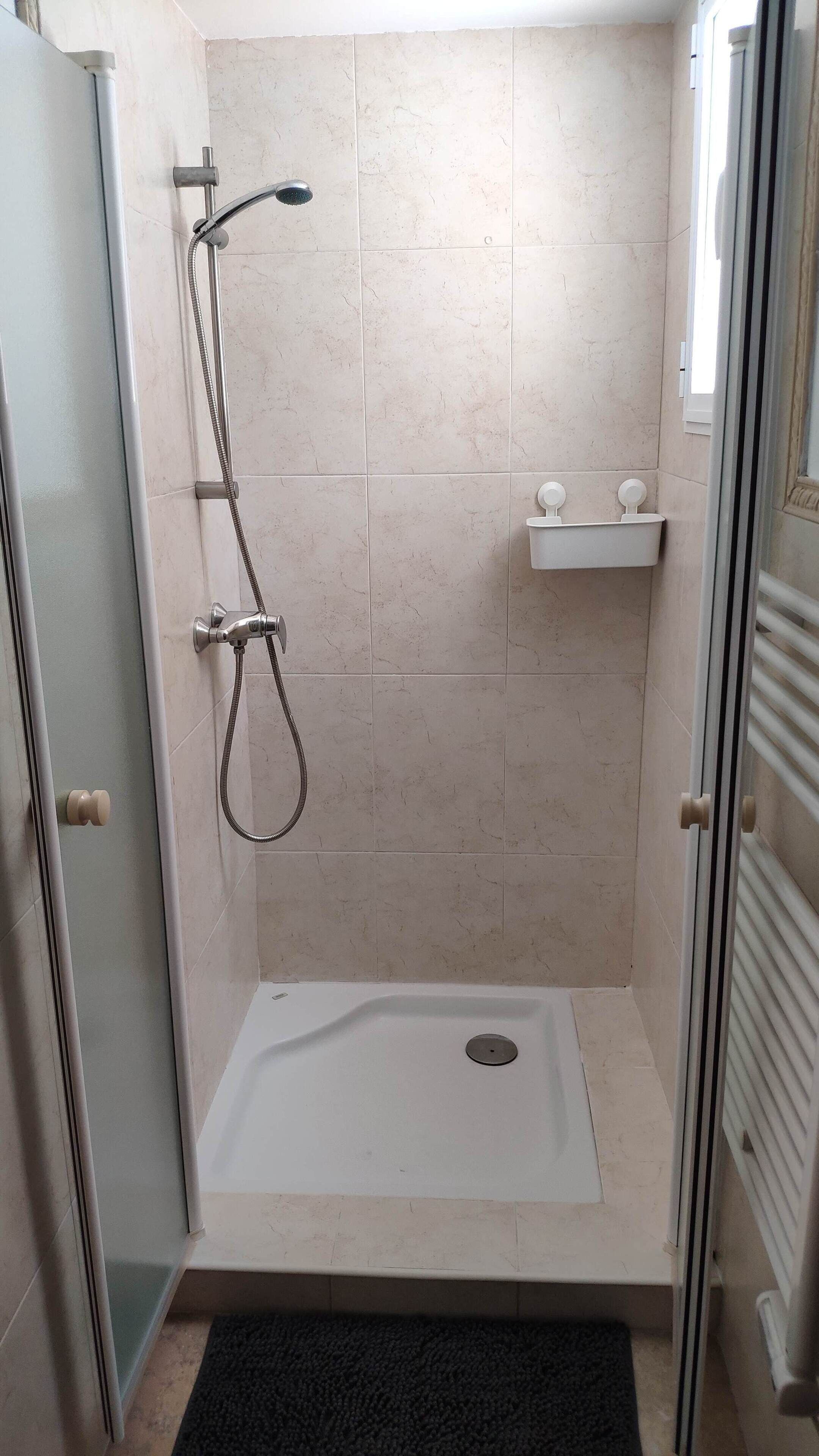 Douche, sèche-cheveux, serviettes fournies, savon