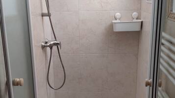 Douche, sèche-cheveux, serviettes fournies, savon