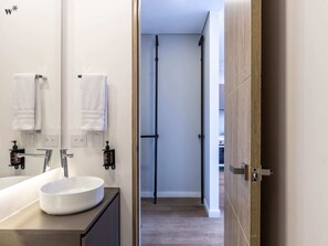 Shower, hair dryer, towels - w* | Luxury PH Duplex w/ Terrace in Parque Virrey (Bogotá)