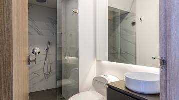 Shower, pengering rambut, dan handuk