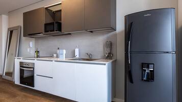 Refrigerador, microondas, horno, placa de cocina