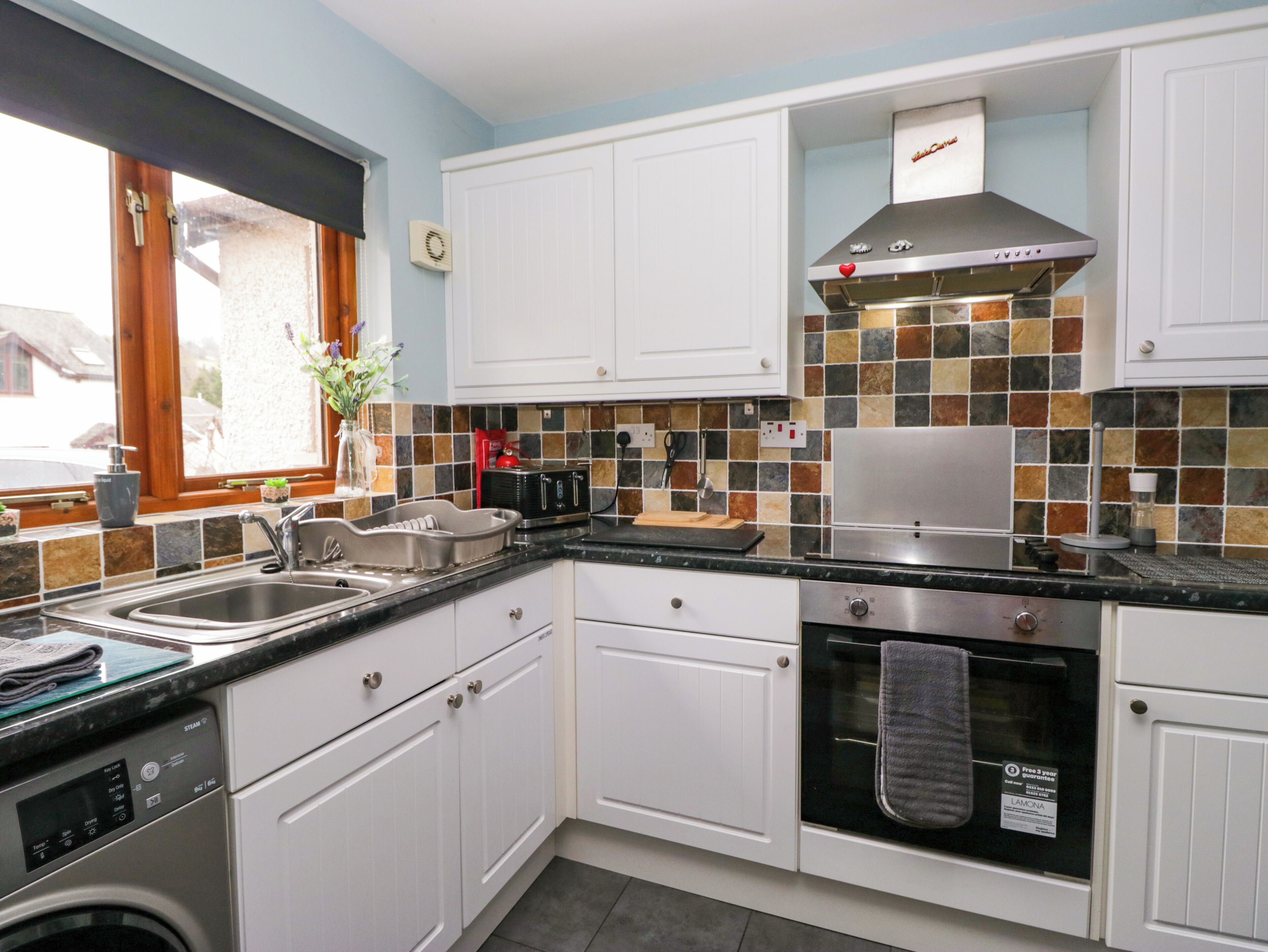 Cottage | Private kitchen | Fridge, electric kettle, toaster, cookware/dishes/utensils