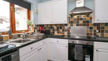 Cottage | Private kitchen | Fridge, electric kettle, toaster, cookware/dishes/utensils
