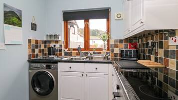 Cottage | Bếp riêng | Tủ lạnh, ấm điện, lò nướng bánh mì, dụng cụ nấu nướng/bát dĩa/dao nĩa