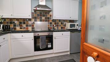 Cottage | Bếp riêng | Tủ lạnh, ấm điện, lò nướng bánh mì, dụng cụ nấu nướng/bát dĩa/dao nĩa