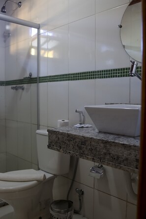 A bathroom with a shower, toilet, and sink. - Hotel Tetiaroa (Maraú)