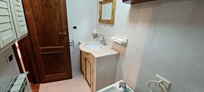 Dusche, Haartrockner, Bidet, Handtücher