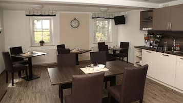 Desayuno buffet diario (EUR 8 por persona)