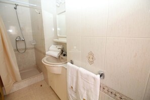 Baignoire, séchoir à cheveux, serviettes fournies