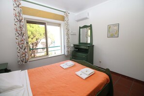 2 chambres, fer et planche à repasser, Wi-Fi gratuit, draps fournis