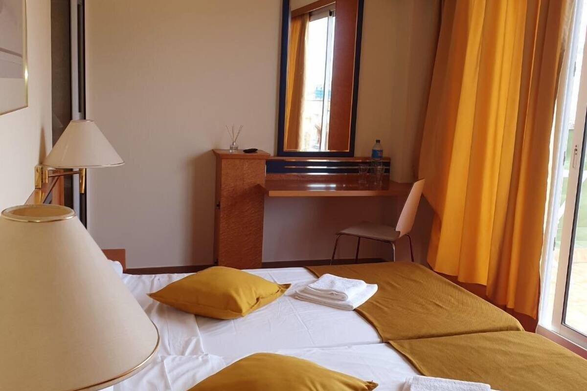 Basic Twin Room | Minibar, WiFi (free), bed sheets
